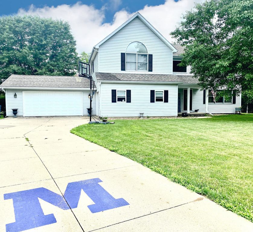8 Sand Lake Ct, Monticello, IL 61856