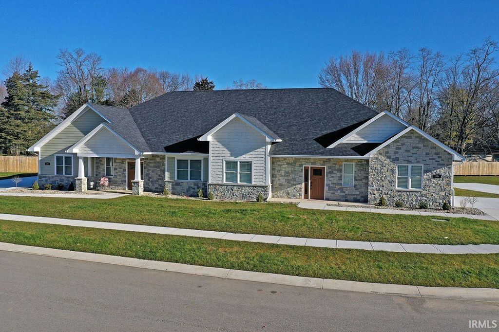 304 Blue River Dr, Knightstown, IN 46148