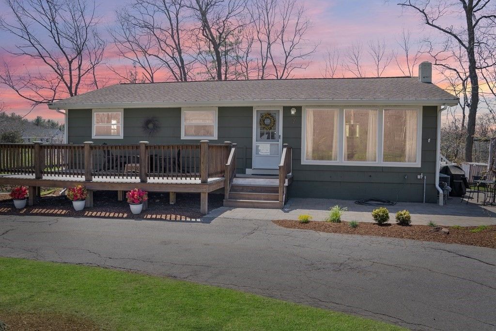 7 Old Essex Rd, Ipswich, MA 01938