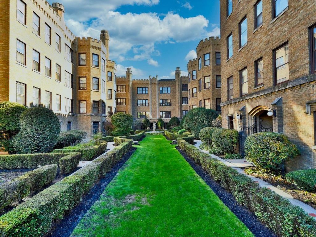 2422 W Greenleaf Ave #3, Chicago, IL 60645