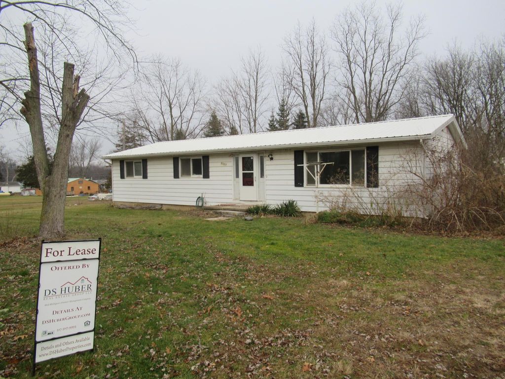 8383 Sunset Dr, Lyons, MI 48851