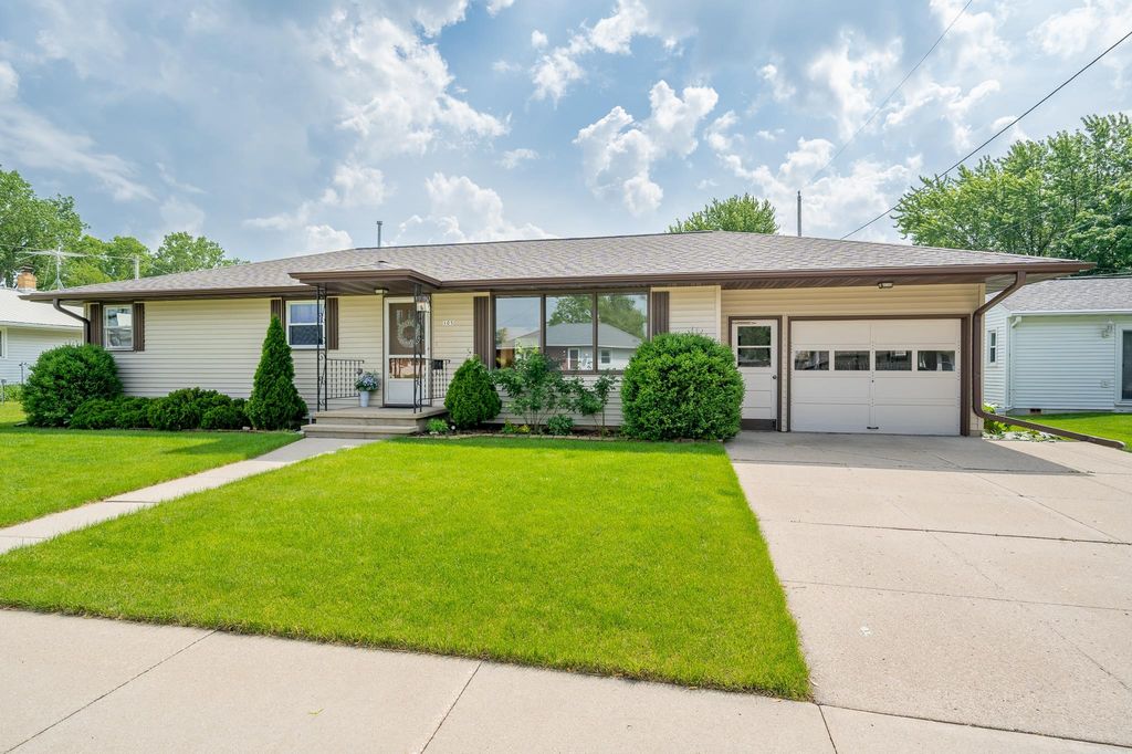 105 Daniel Ct, Combined Locks, WI 54113 Trulia