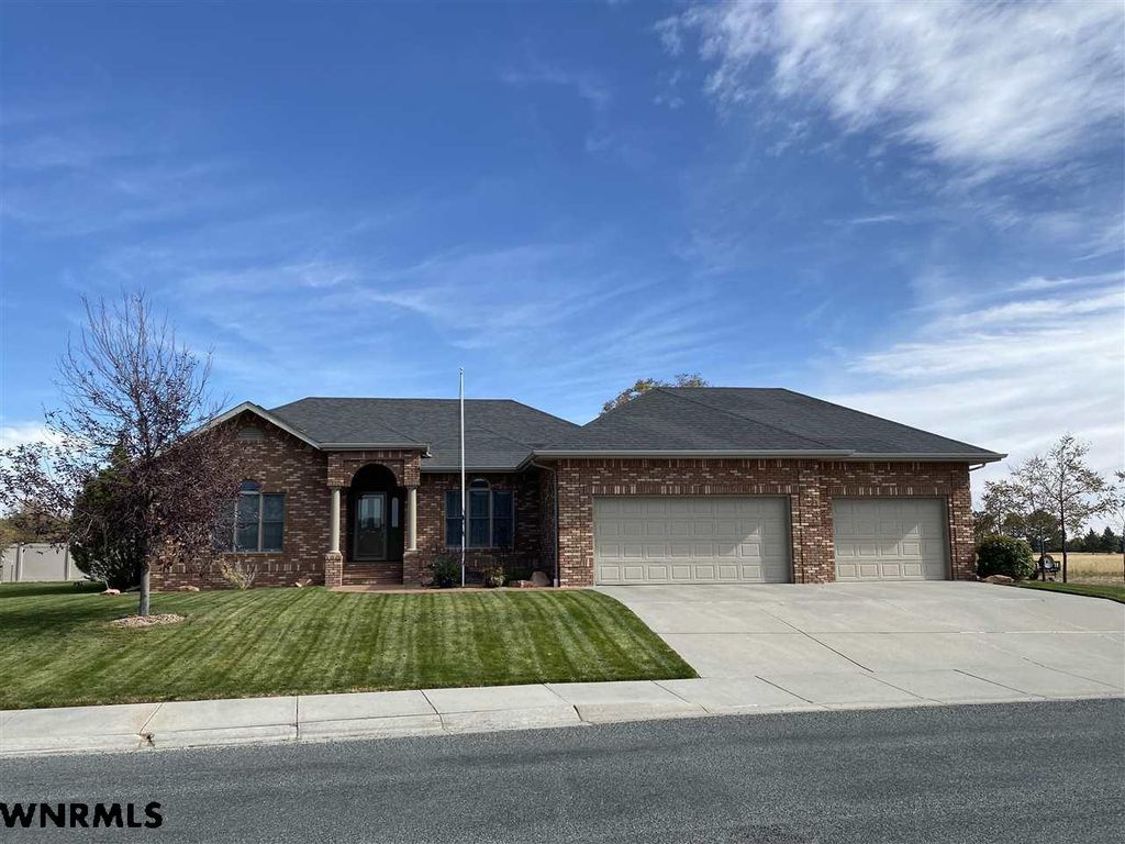 3021 12th Ave, Scottsbluff, NE 69361 4 Bed, 3 Bath