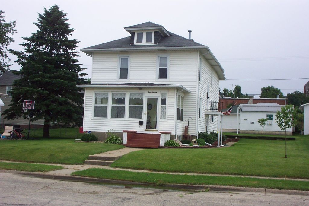419 2nd Ave NE, Dyersville, IA 52040
