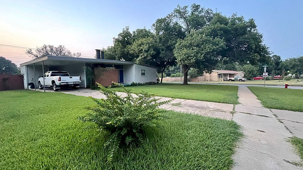 1343 Hillcrest Dr, Graham, TX 76450