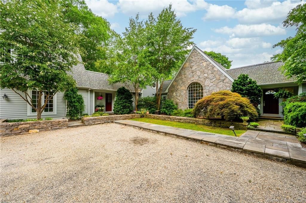 35 River Road Dr, Essex, CT 06426