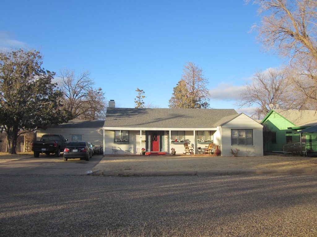 203 NE Alpine Dr, Plainview, TX 79072