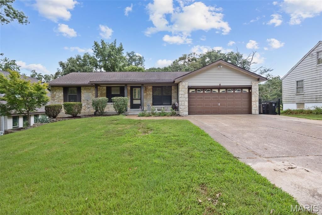 71 Oakwood Ln, Saint Louis, MO 63129