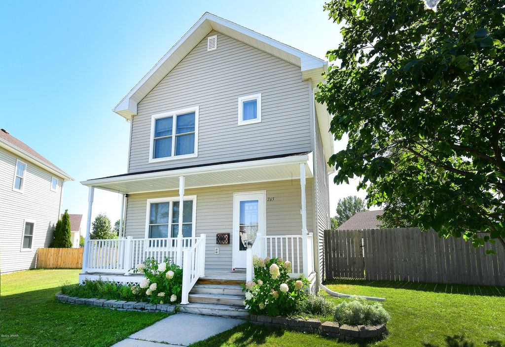 765 Promenade Ct, Grand Forks, ND 58203