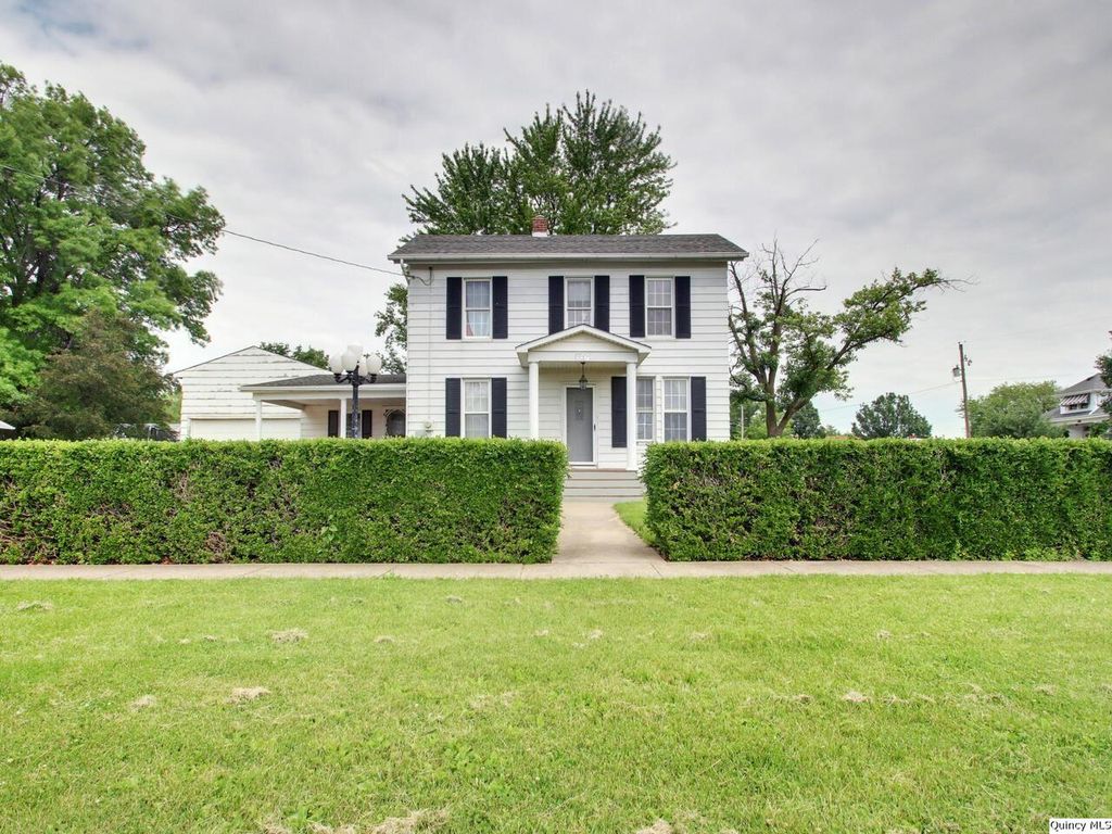 237 E Washington St, Mendon, IL 62351