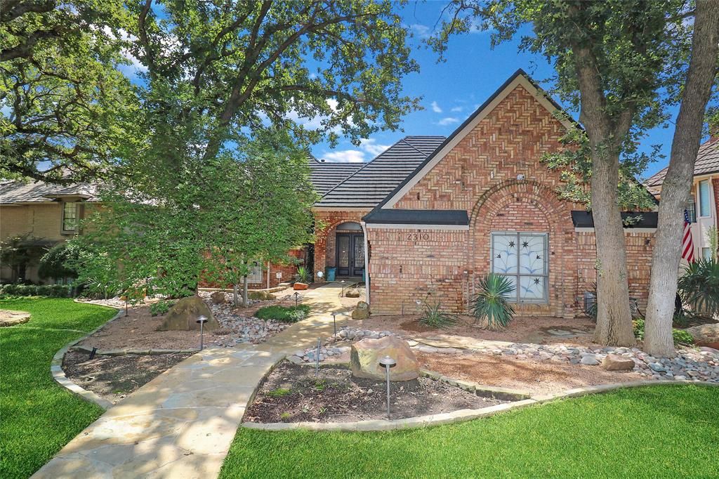 2310 Castle Rock Rd, Arlington, TX 76006