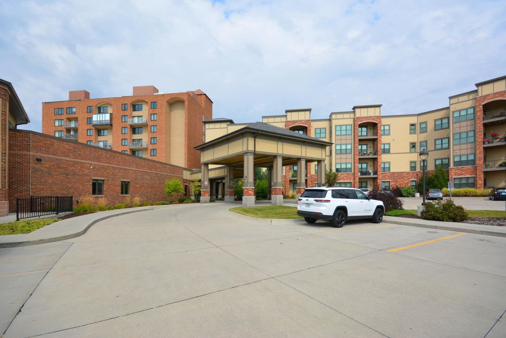 2200 Hamilton Dr #406, Ames, IA 50014
