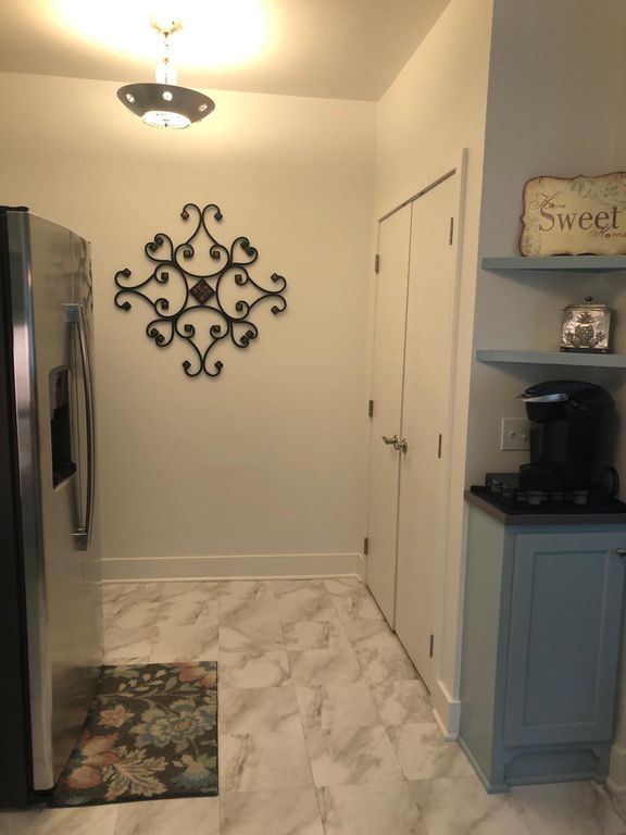 311 S Main St, La Grange, TX 78945