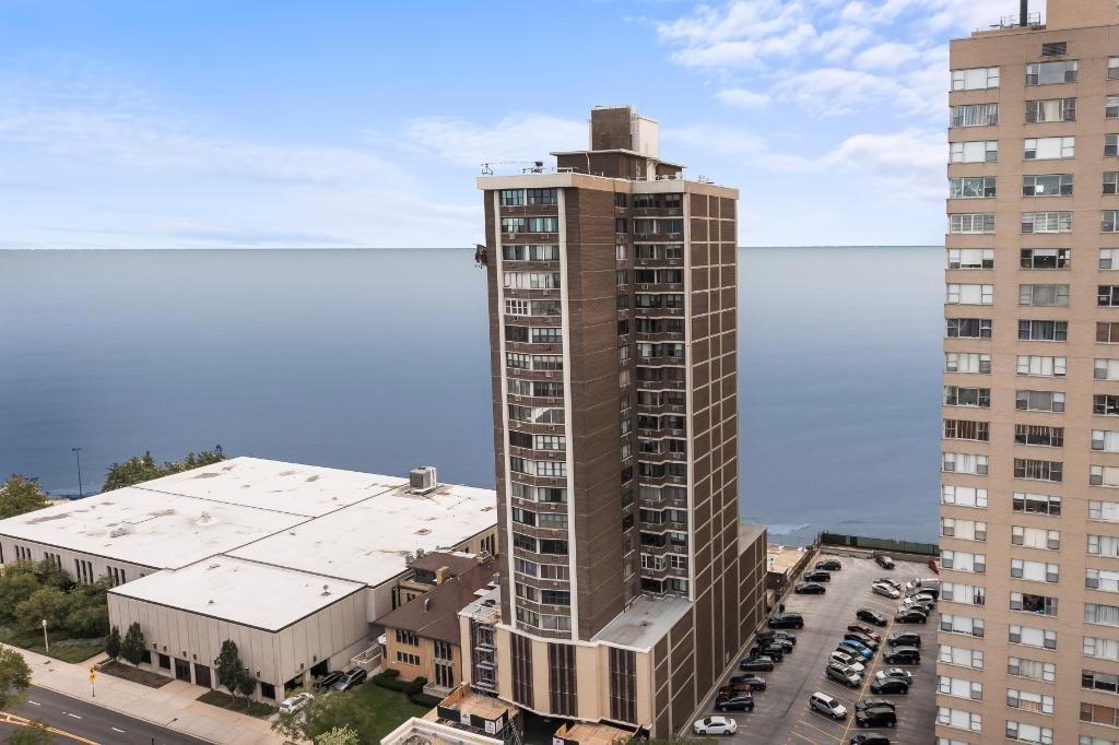 6325 N Sheridan Rd #903, Chicago, IL 60660