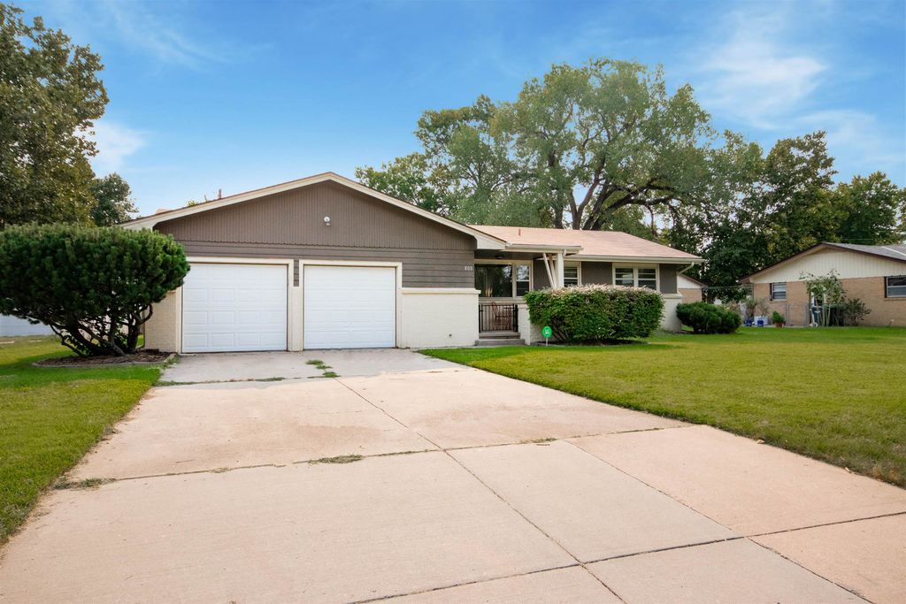 800 N Chickadee Ln, Wichita, KS 67212
