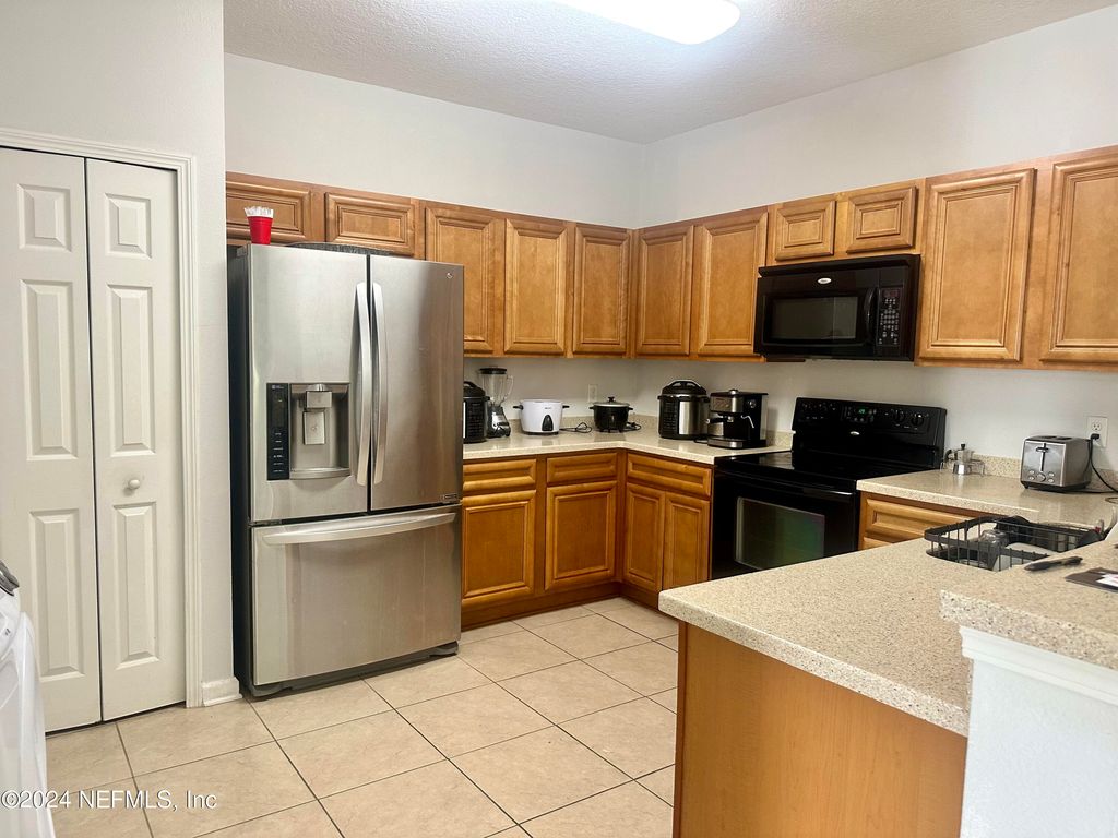 8215 Green Parrot Rd