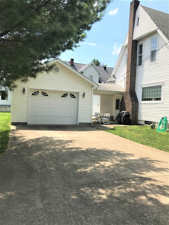 489 A St NE, Linton, IN 2 Bed, 2 Bath SingleFamily Home 6 Photos