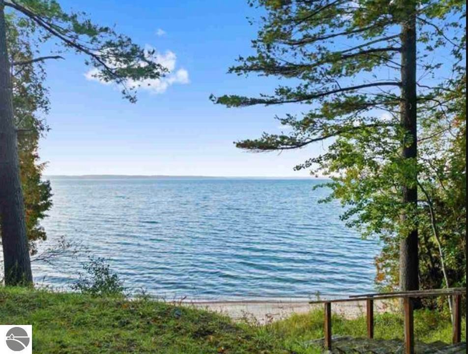 15543 Birch Dr, Traverse City, MI 49686