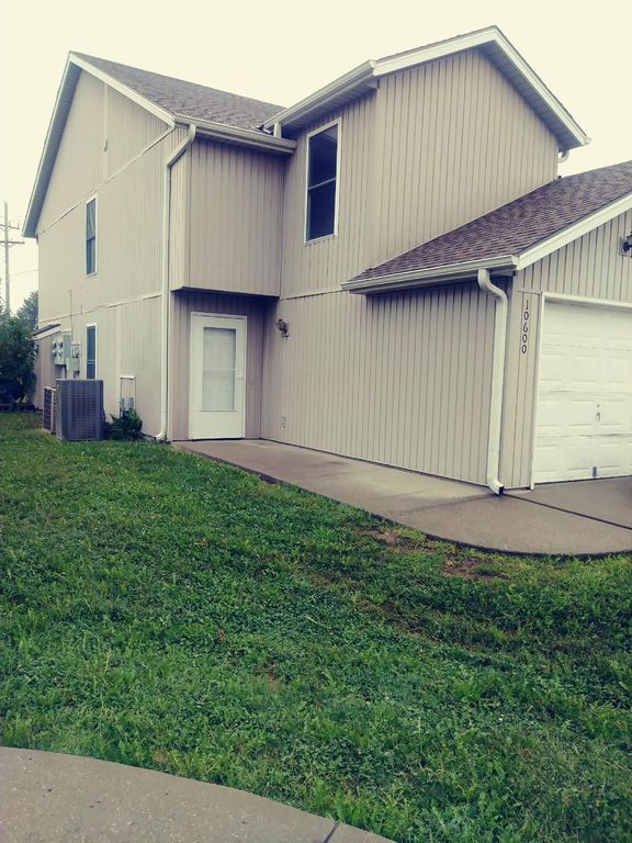 10600 N Locust Ct, Kansas City, MO 64155