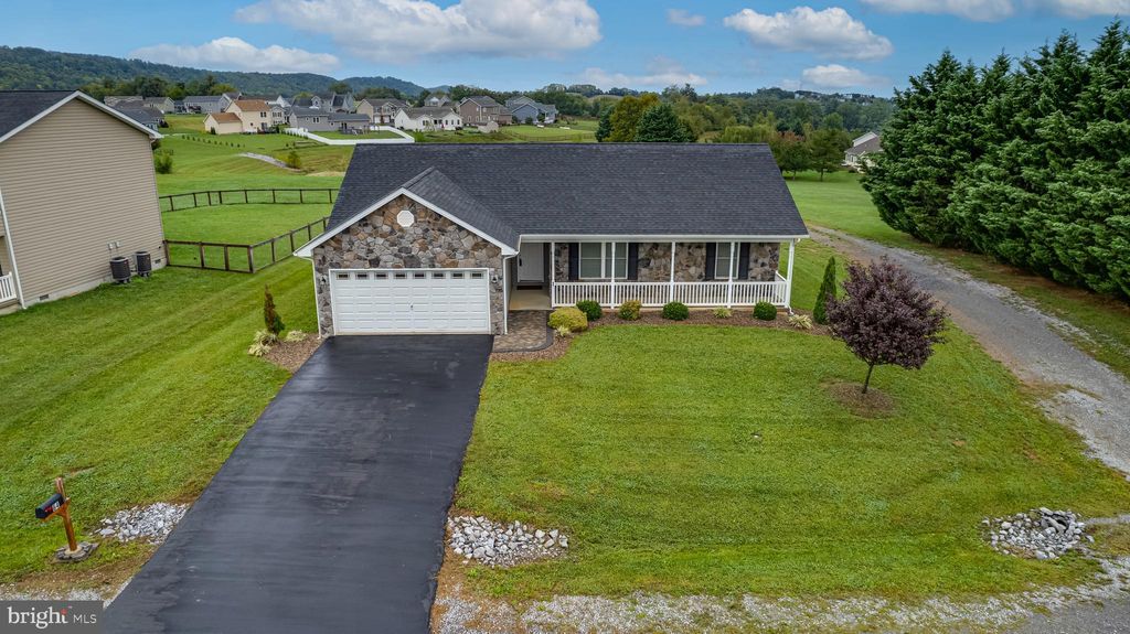 64 Duckwoods Ln, Martinsburg, WV 25403