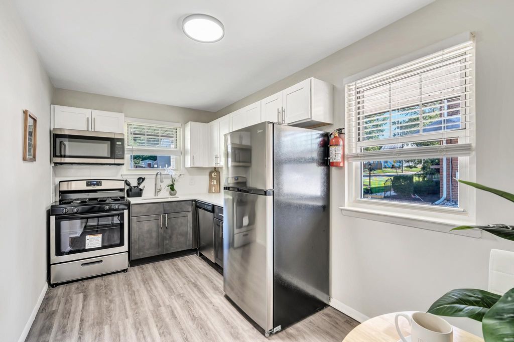 6 N Locust Ave, Marlton, NJ 08053