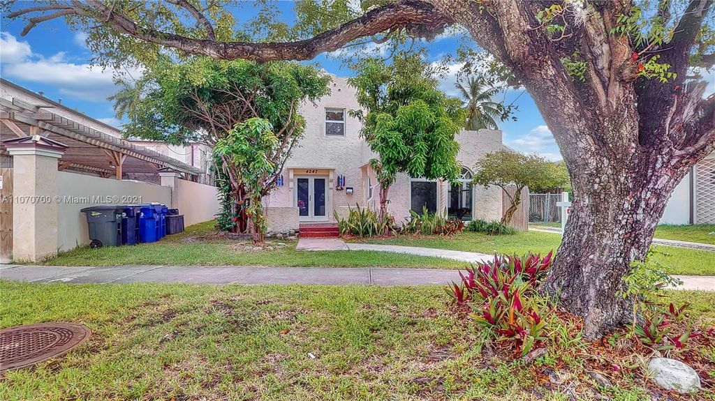 4247 N Bay Rd, Miami Beach, FL 33140