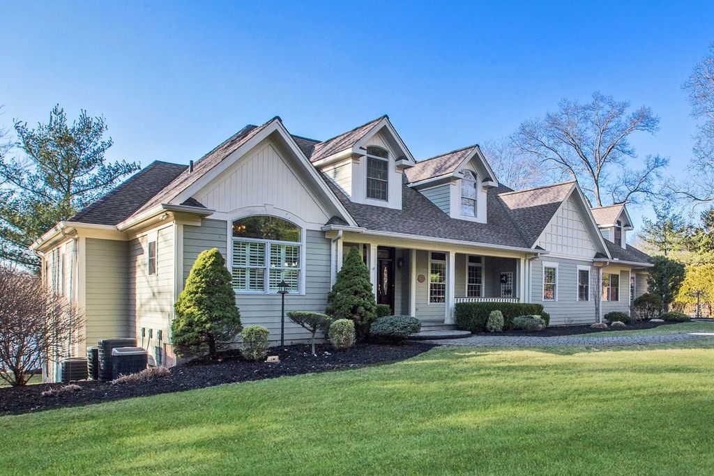 261 Old Mill Rd, Valley Cottage, NY 10989