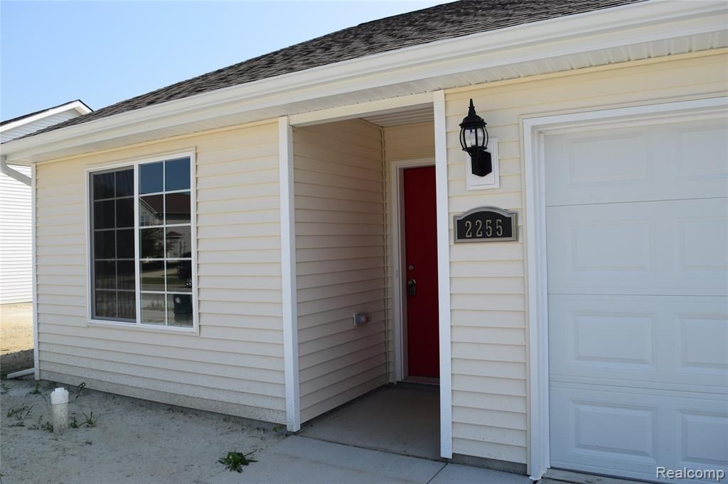 2255 Legacy Dr, Burton, MI 48519