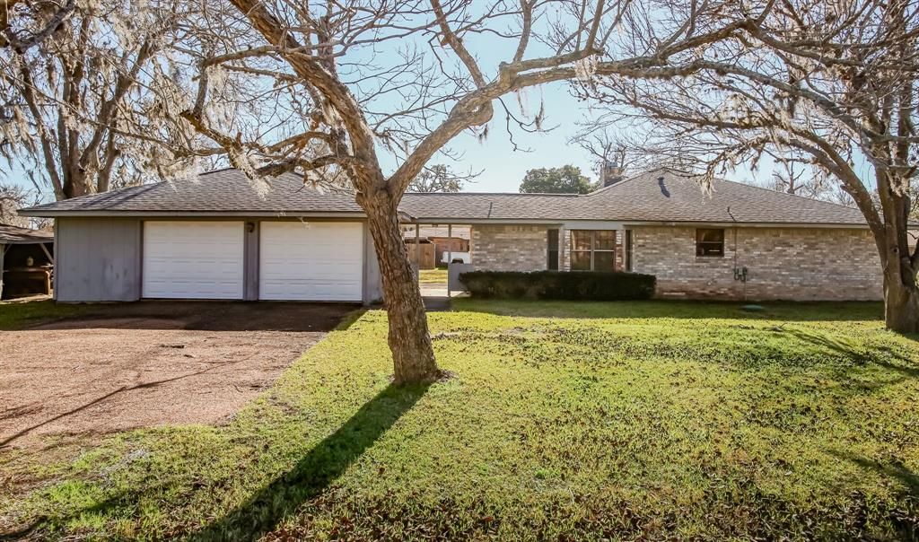 14 Sherwood Dr, Clute, TX 77531