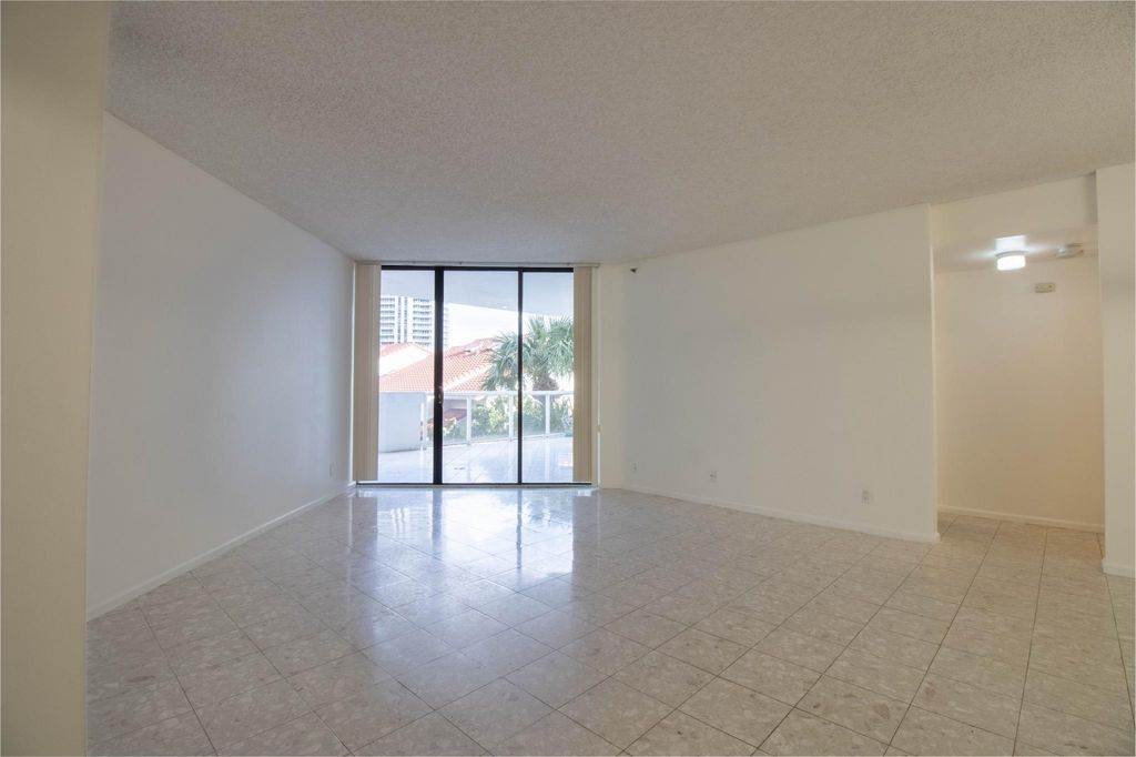 3610 Yacht Club Dr #207, Miami, FL 33180