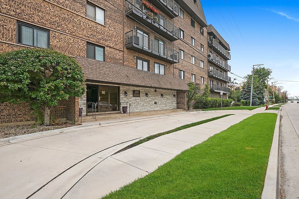 960 S River Rd #401, Des Plaines, IL 60016