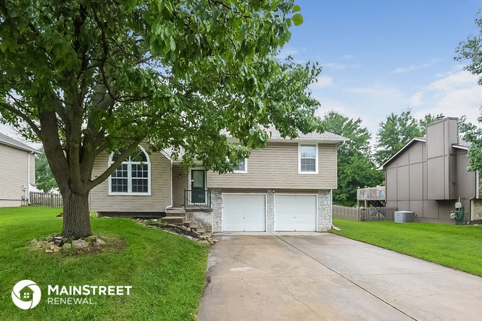 104 W  Calico Dr, Raymore, MO 64083