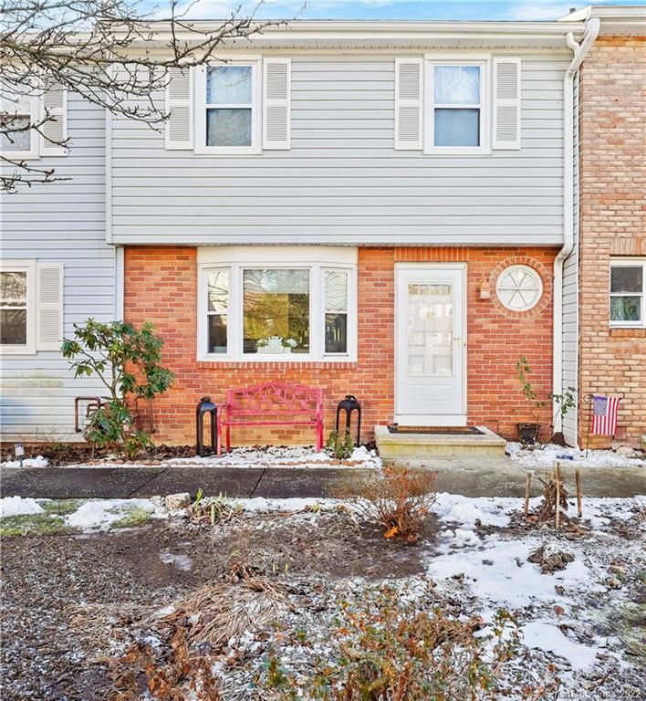 18 E Gate Ln #18, Hamden, CT 06514