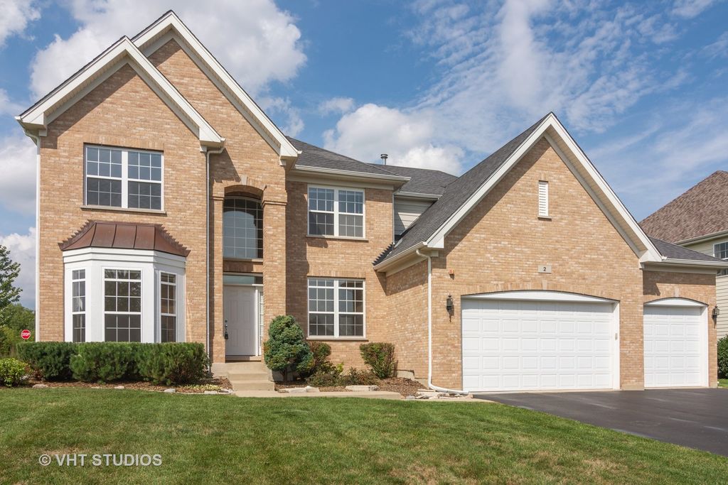 2 N Acacia Dr, Lake Zurich, IL 60047