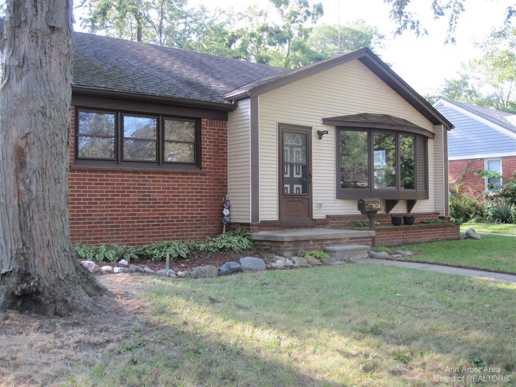 824 Hewett Dr, Ann Arbor, MI 48103