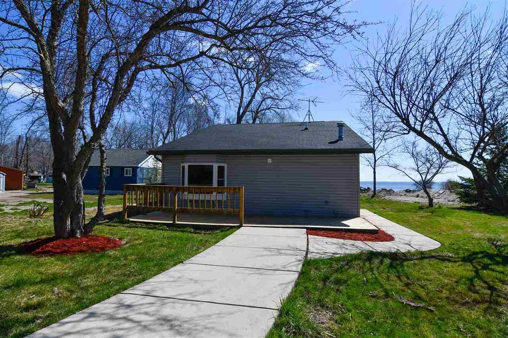 1966 Cottage Rd, Little Suamico, WI 54141