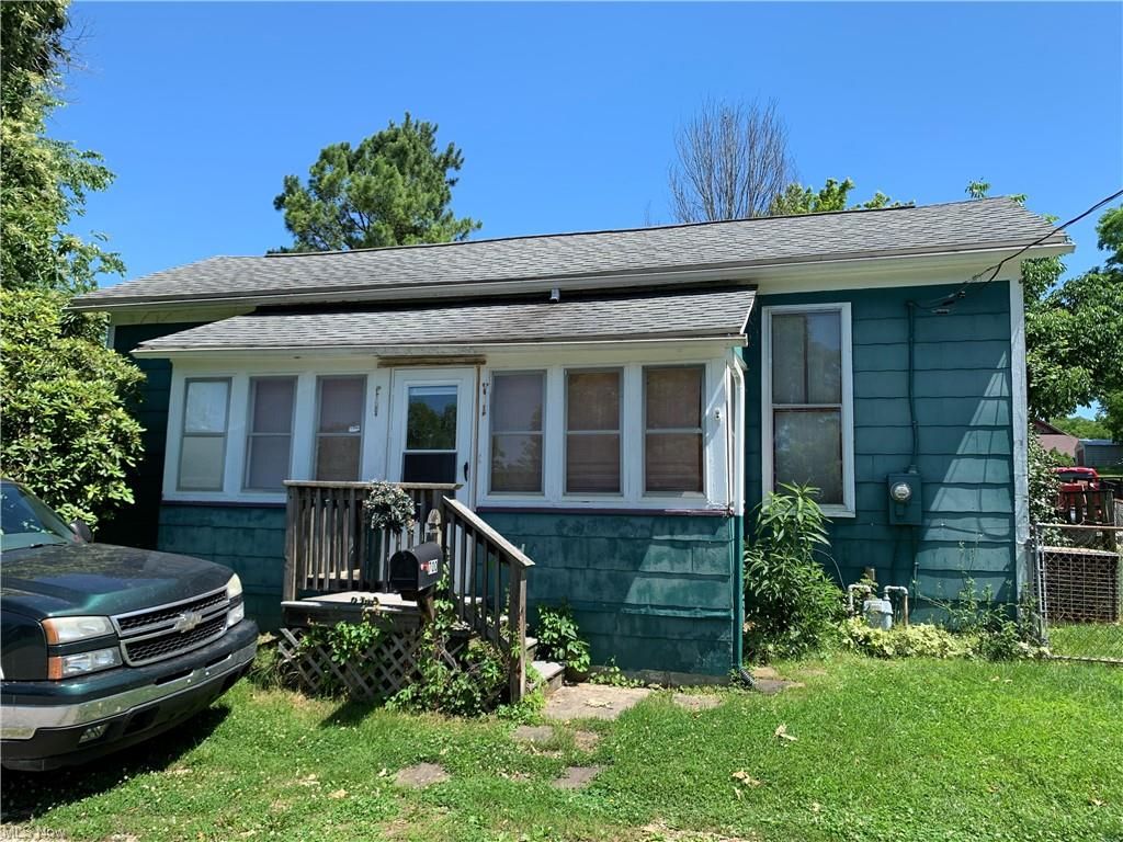 700 Hollybrook Dr, Harrisville, WV 26362