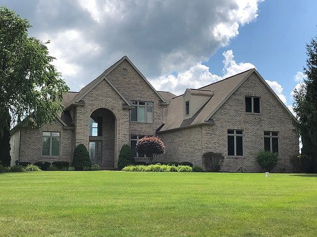 7680 Royal Cove Dr, Lansing, MI 48917