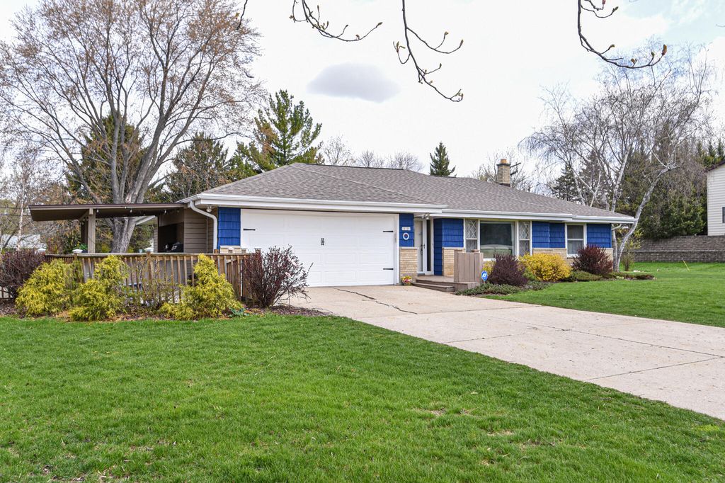 15320 Hackberry Ln, Brookfield, WI 53005