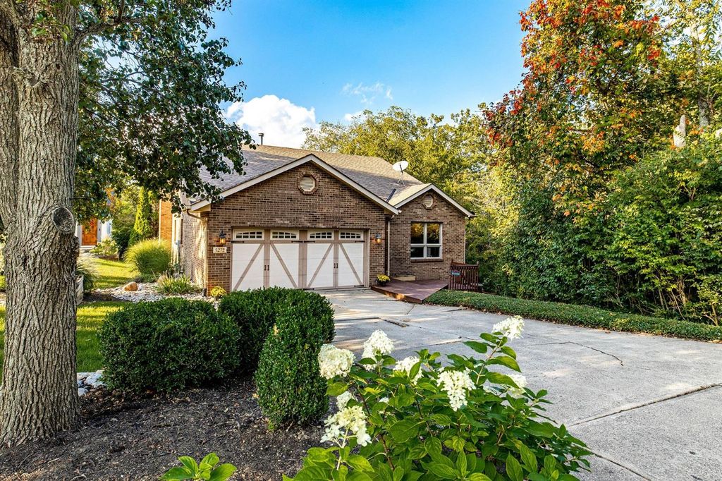 5272 Woodcliff Ct, West Chester, OH 45069