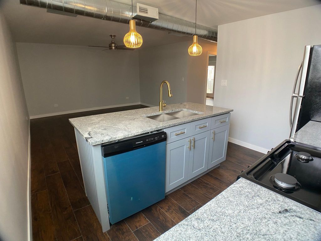 2945 W Peterson Ave #B, Chicago, IL 60659