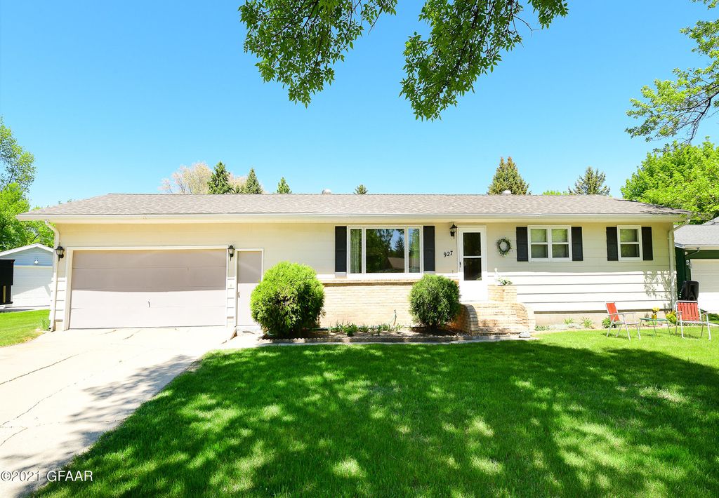 927 7th St SE, East Grand Forks, MN 56721