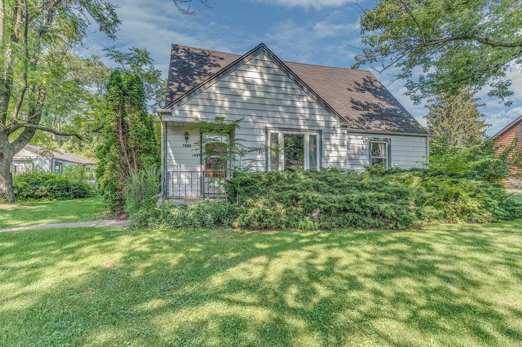1200 N Stratford Rd, Arlington Heights, IL 60004