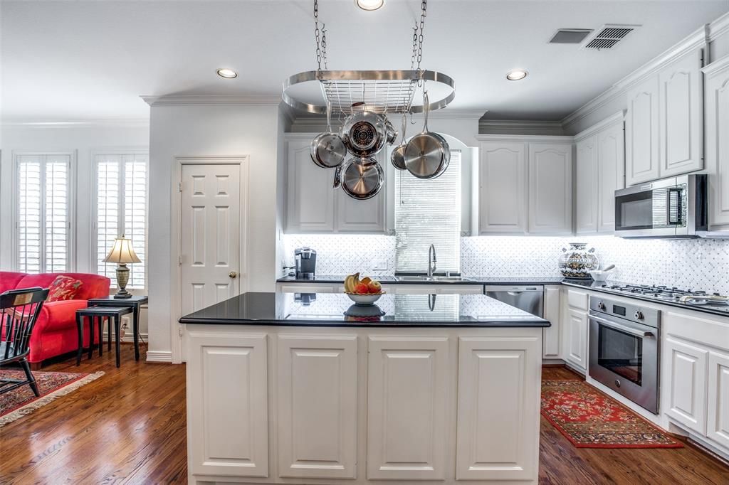 2704 Welborn St #A, Dallas, TX 75219