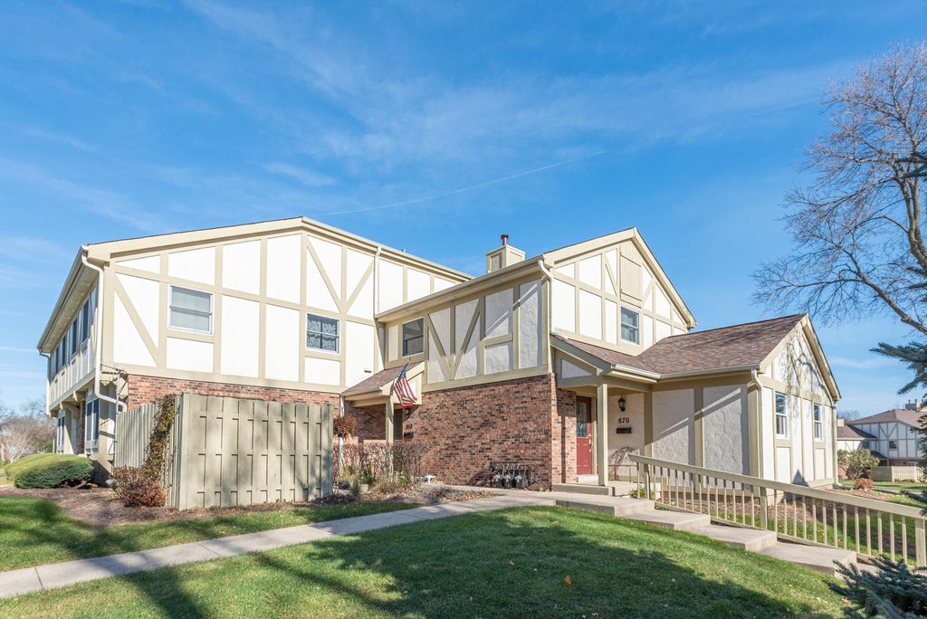 868 Bristol Dr, Barrington, IL 60010