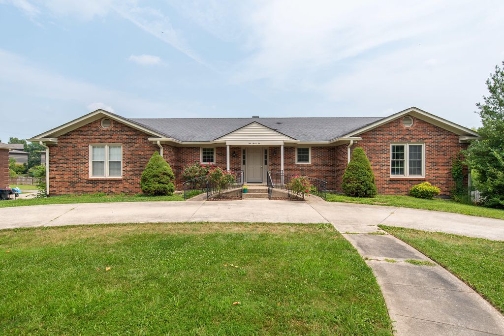 476 Lakeshore Dr, Lexington, KY 40502