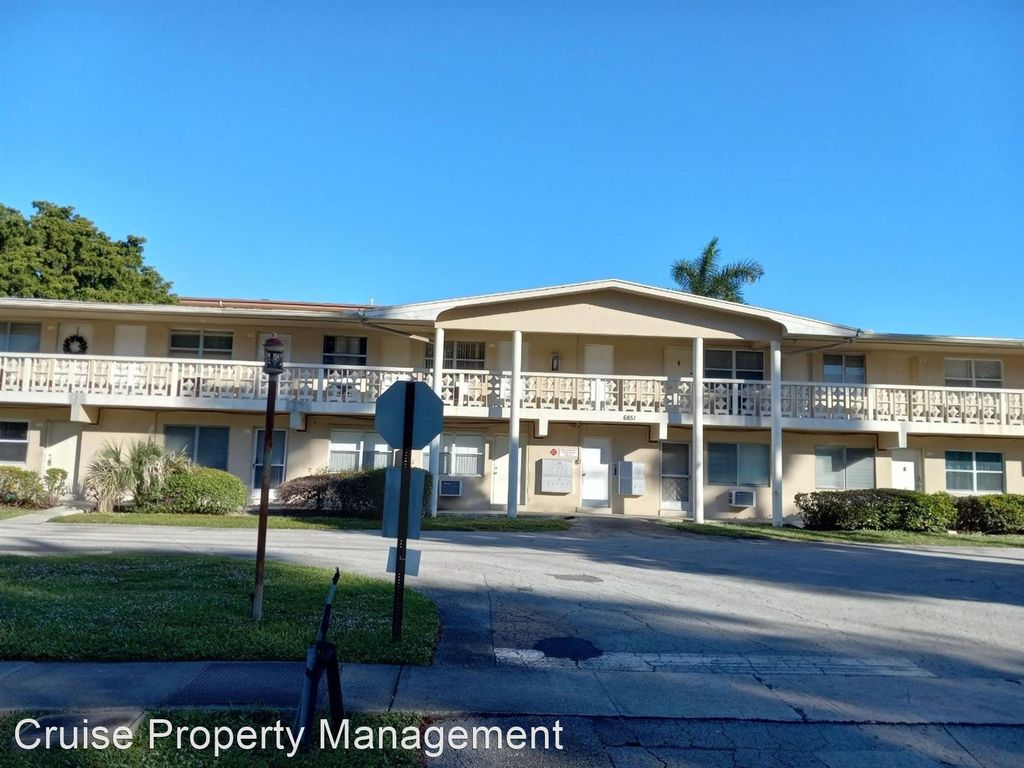 6851 Cypress Rd #17, Plantation, FL 33317