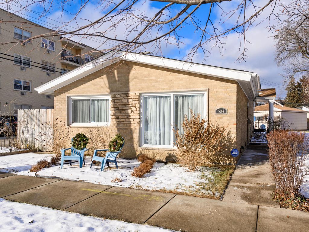 5144 Mulford St, Skokie, IL 60077