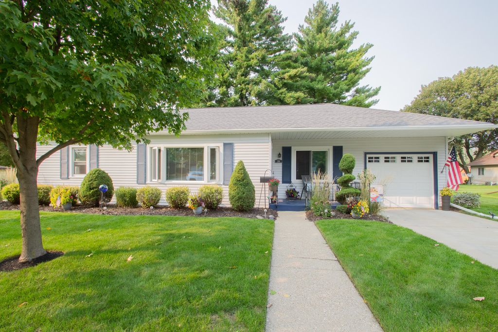 218 William St, Watertown, WI 53094