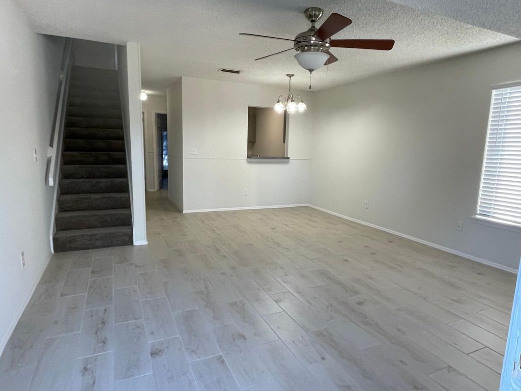 82 W 11th St, Atlantic Beach, FL 32233